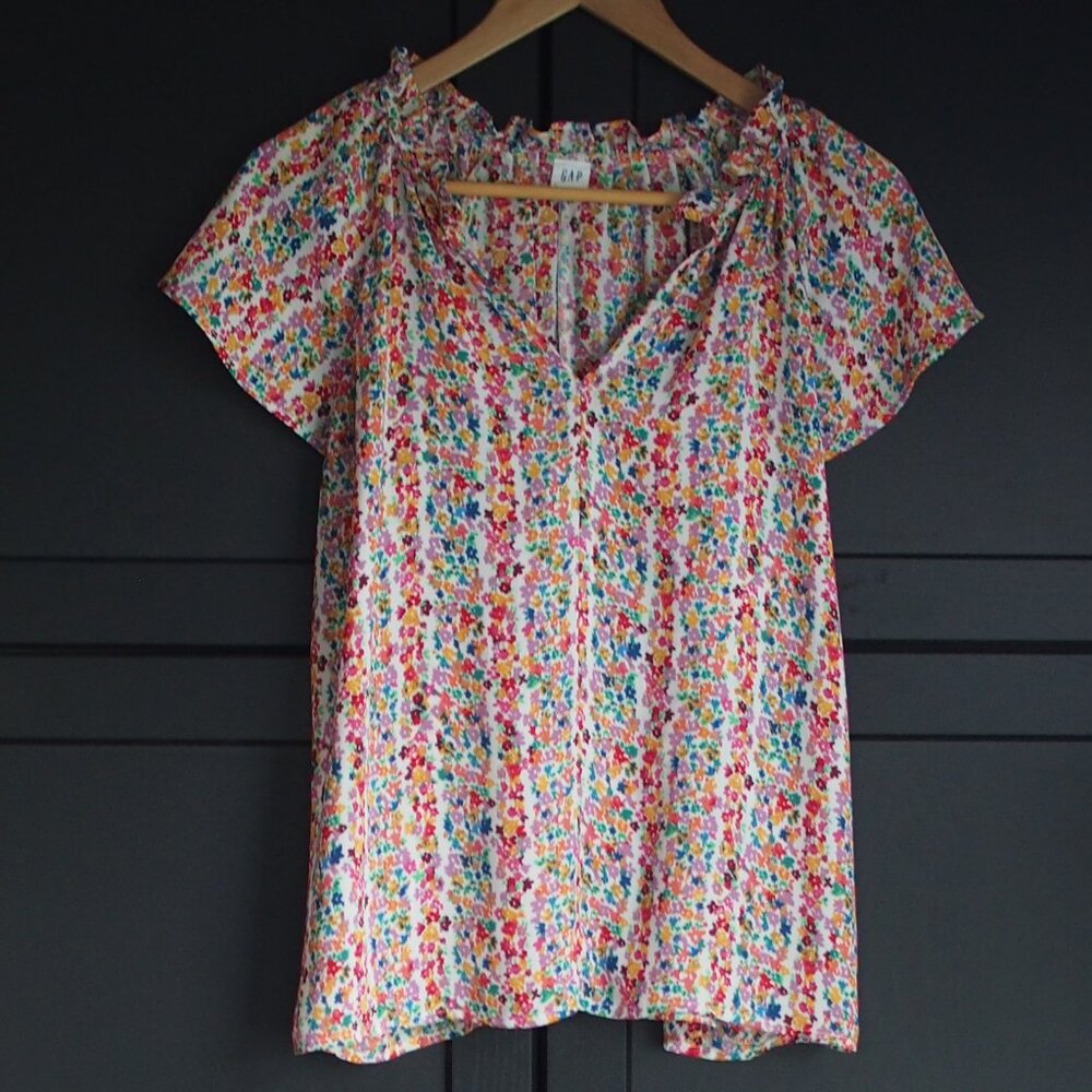 Gap | Floral Short Sleeve Ruffle Collar V-Neck Blouse
